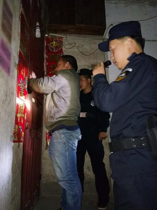 宜昌粗心妈妈误将幼女锁家中 民警全城寻开锁师傅开门